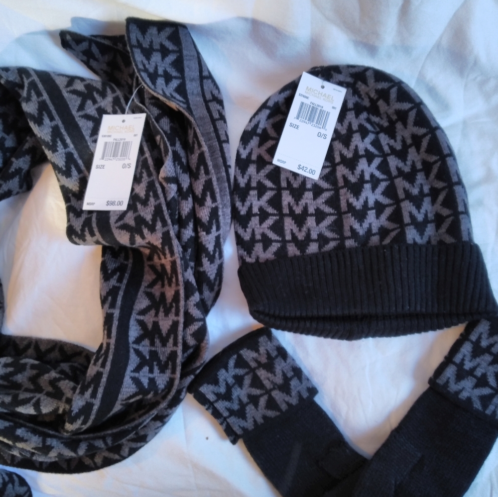 Michael Kors winter hat gloves and scarf set - Picture 7 of 8